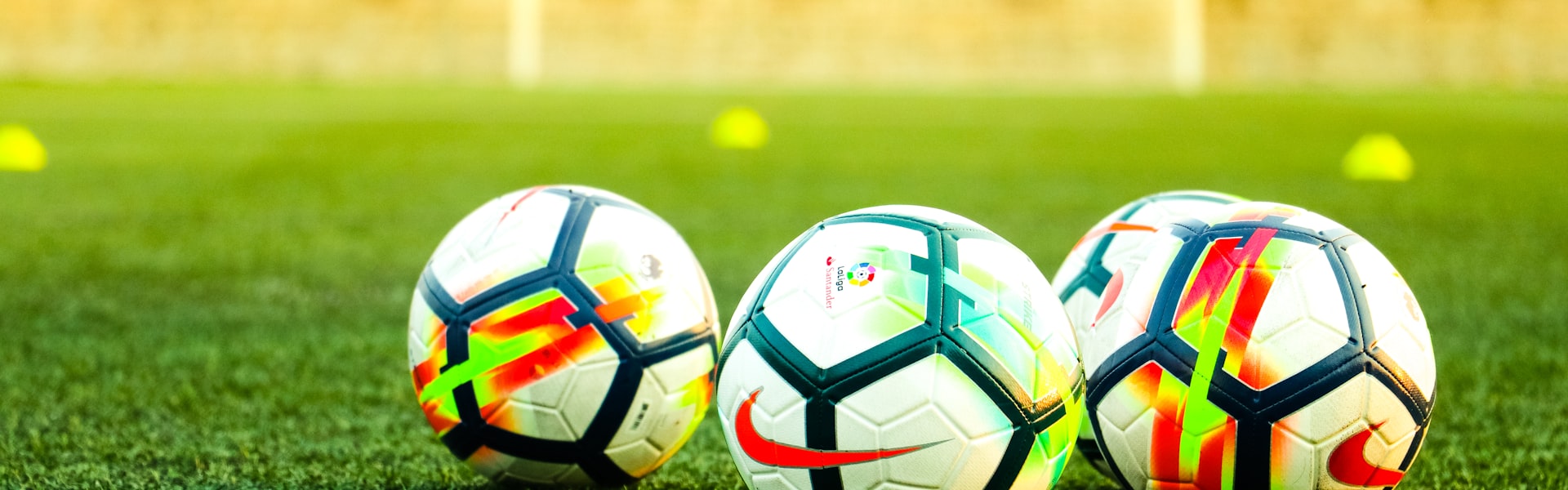 雷火竞技平台首页横幅 - 电竞与体育赛事激情融合的视觉画面